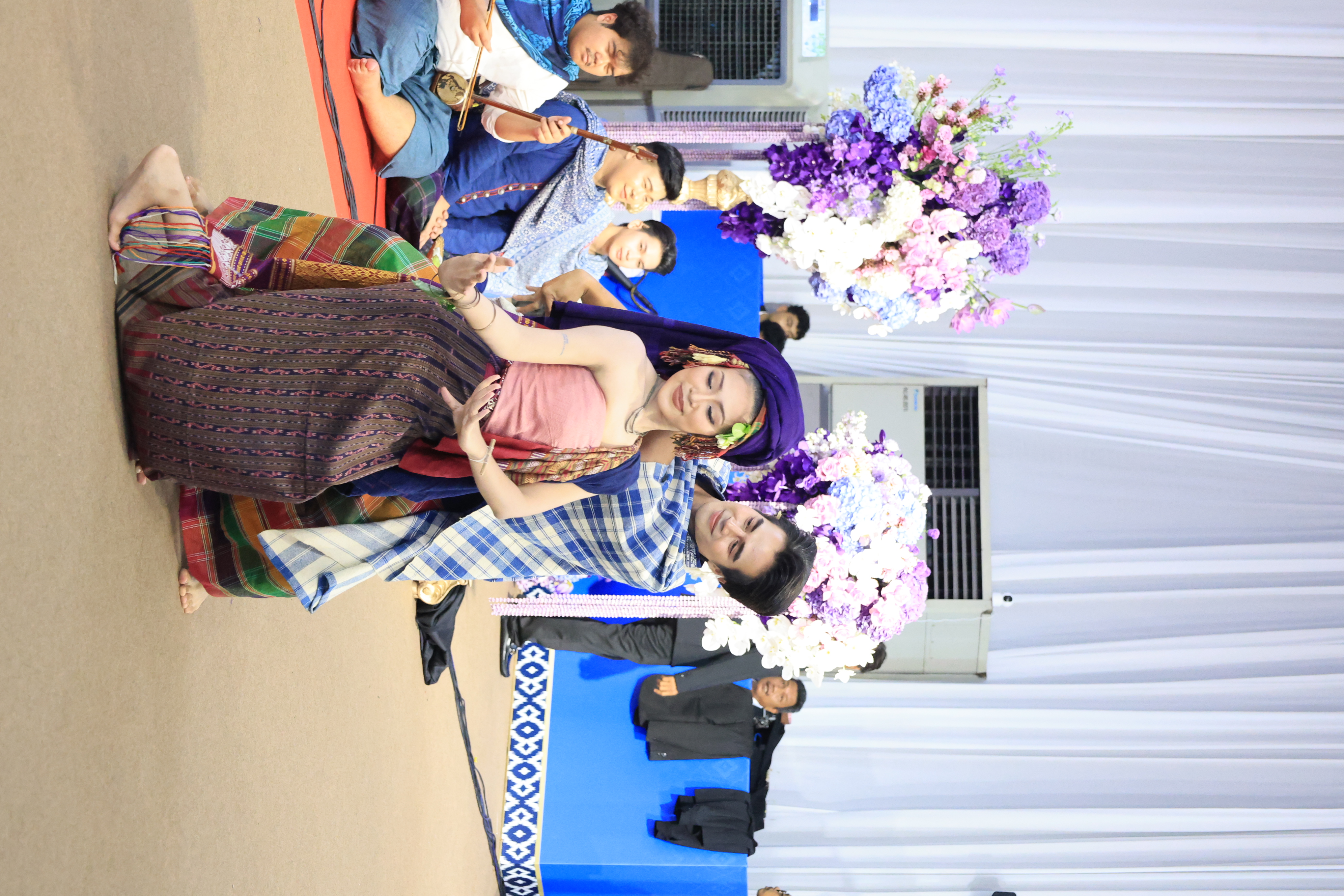 title - สำนักงานการปฏิรูปที่ดินเพื่อเกษตรกรรม ร่วมเฝ้าฯ รับเสด็จ สมเด็จพระกนิษฐาธิราชเจ้า กรมสมเด็จพระเทพรัตนราชสุดา ฯ สยามบรมราชกุมารี เสด็จพระราชดำเนินไปทรงเปิดงานเทิดพระเกียรติและน้อมรำลึก ในพระมหากรุณาธิคุณของสมเด็จพระนางเจ้าสิริกิติ์ พระบรมราชินีนาถ พระบรมราชชนนีพันปีหลวง “ภูษา ธัญญา ราชินี”